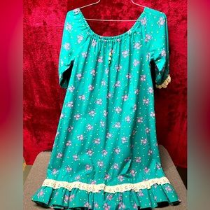 Vintage look 3/4 sleeve dress with bonnet